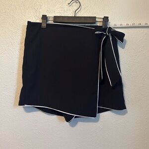 Diane Von Furstenberg Black Skort with White Piping M preppy